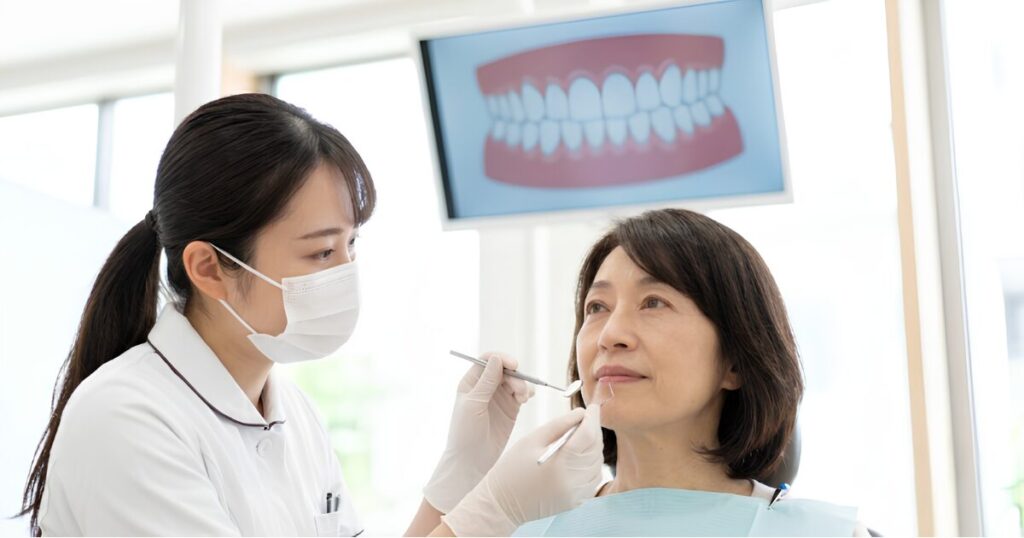 定年前から歯科医院で定期健診を受ける日本の60代女性